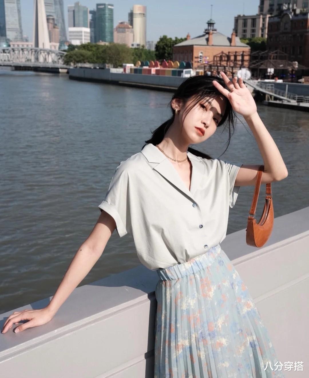 连衣裙|35岁的职场女性怎么穿？身穿一件连衣裙遮肉显瘦，而且还很洋气