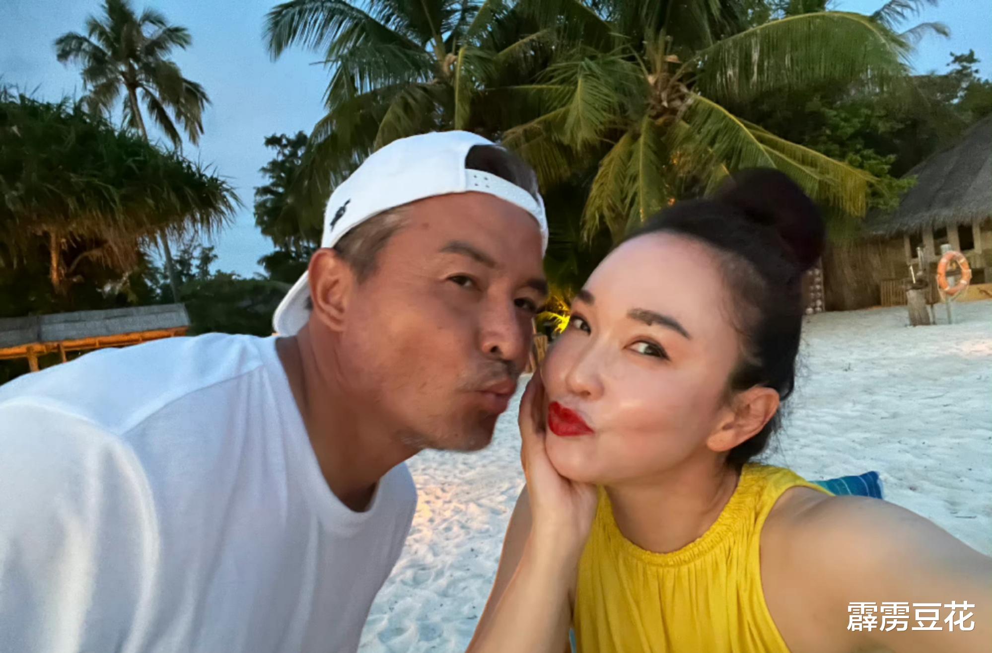 范文芳|52岁范文芳穿泳衣出镜,体型白嫩亲吻老公,曾演小龙女气质清冷