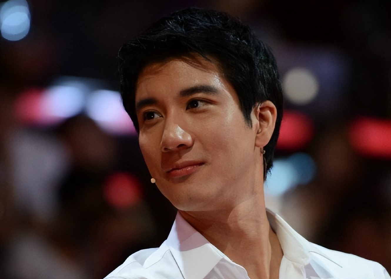 曝王力宏复出下跪诉冤，面相大变疑向粉丝卖惨，李靓蕾疑发文内涵