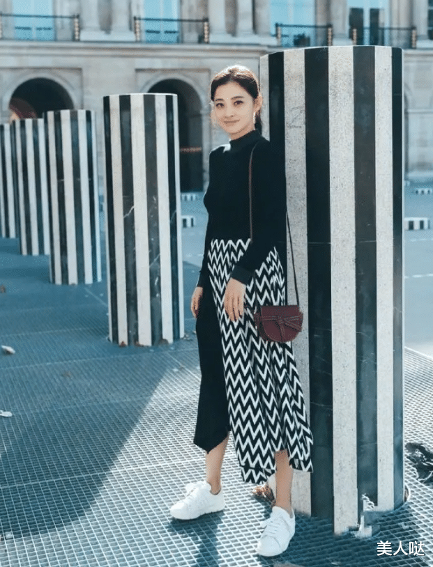 梅婷只不过换了发型，就从48岁美回18岁，空气卷发又奶又甜，一点不像当妈人