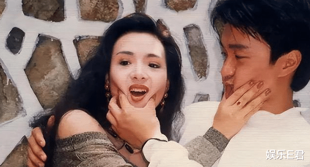 57岁叶子楣久休复出，瘦骨嶙峋身材依旧火辣，不断向客人鞠躬致谢