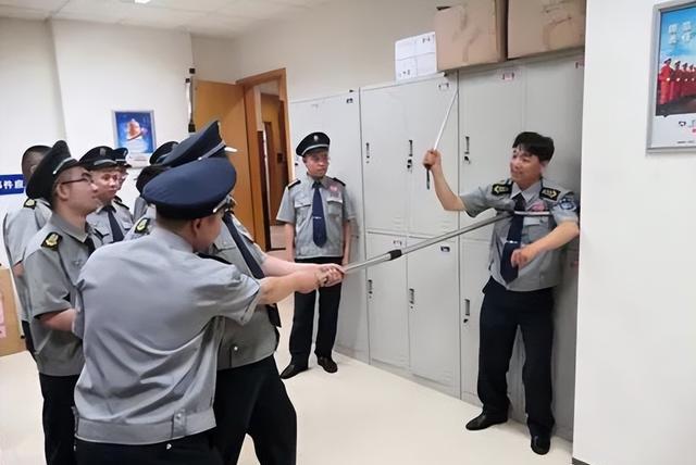 外星文明|“谁不服,来打我”,辽宁一职校老师黑社会式查寝,校方回应了