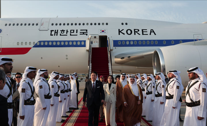 韩国第一夫人又去访问卡塔尔!白色套装配圆边框眼镜,职场精英范