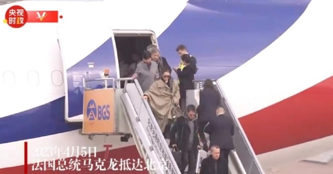 巩俐|巩俐夫妻陪法国总统访华,70多岁老公似小伙,提两个皮箱不嫌累