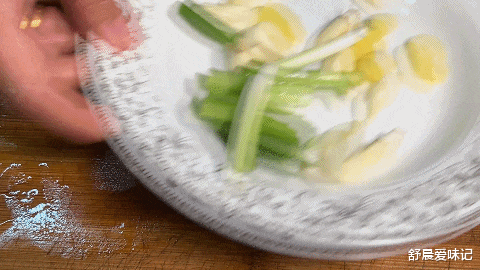 木耳|20元一份的砂锅鸡在家自己做,色泽红润看着有食欲,软烂易脱骨