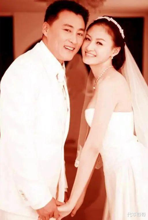 他被称为“谍战剧之王”,娶小16岁美女演员,如今52岁成人生赢家