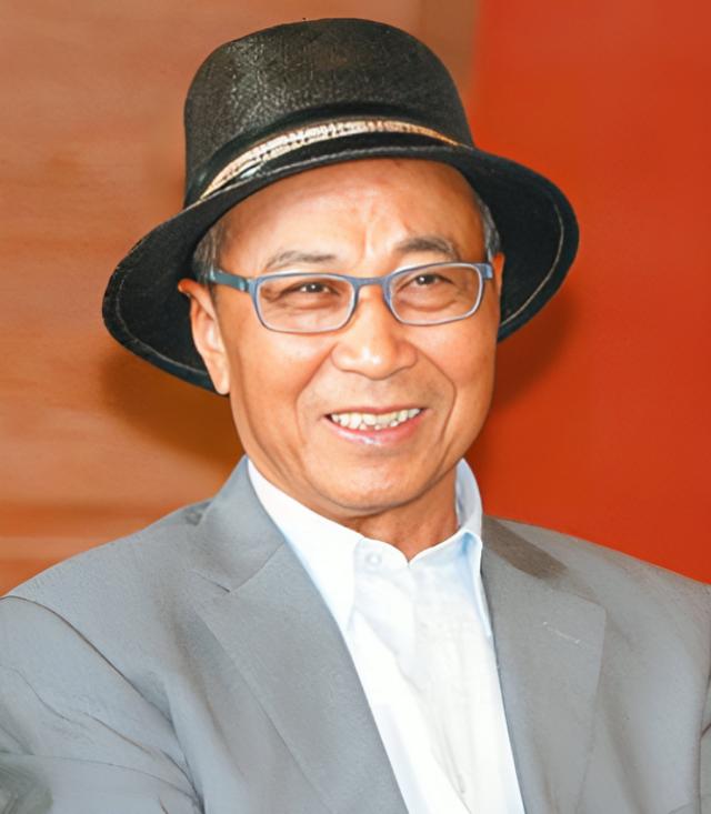 这对姐妹花的成名史超刺激,为上位“共侍一父”