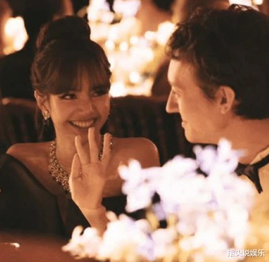 曝疯马秀后Lisa陪LV三公子吃饭，新妆容像菲佣，满脸憔悴眼无神