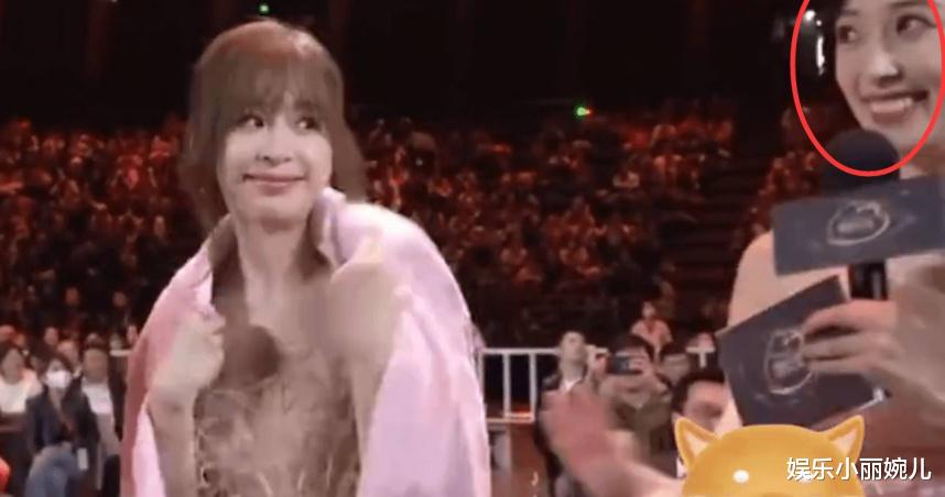 王心凌|王心凌被邀串场互动，女主持硬扯她外套“要她一起跳”