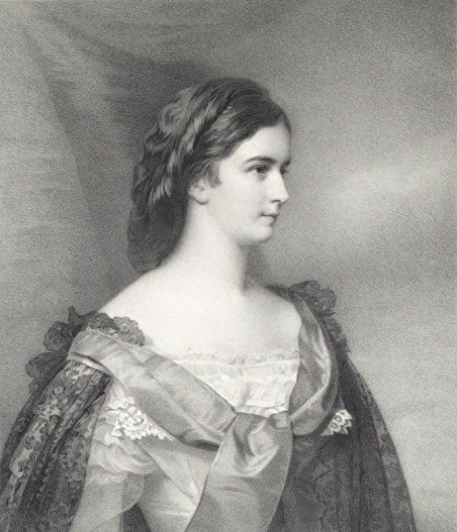 茜茜公主的疯狂美容:束腰到40.5厘米,脸敷带血牛肉,橄榄油泡澡