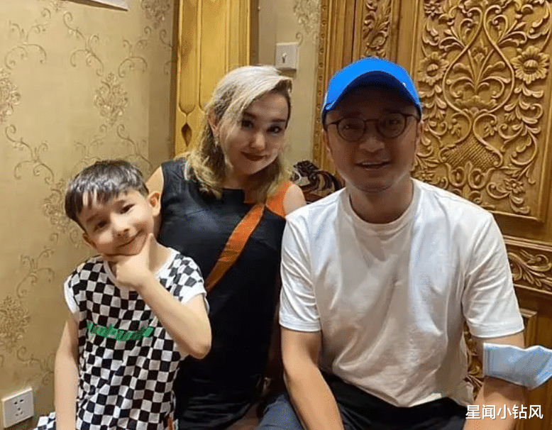 尼格买提|尼格买提疑似迎来新恋情,与金发美女约会,7岁儿子同框像父子
