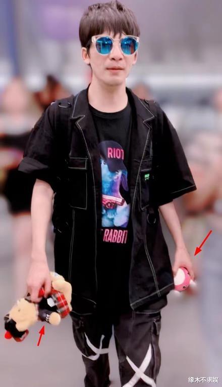 大张伟妻子英国露面，胖成“女版高晓松”，大张伟全程黑脸疑嫌弃