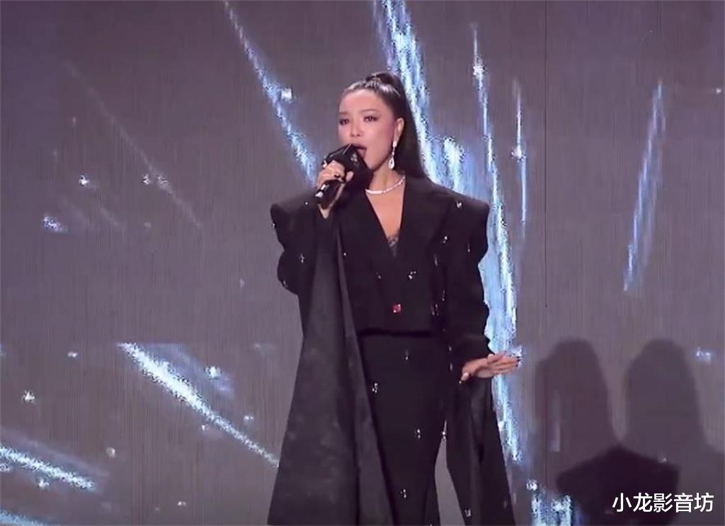 江映蓉盛典现场再唱经典曲目,网友:怀念有她的跨年晚会