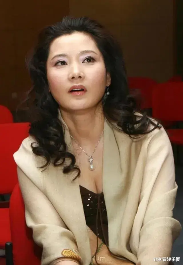 何赛飞与翁虹同框，女人味丝毫不落下风，嗲声嗲气谁又能抵挡呢？