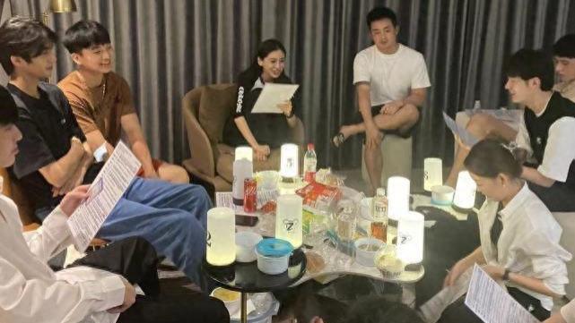 杨颖找一群男模陪玩狼人杀被偷拍，大手笔，每人给3000元，被吐槽烟不离手