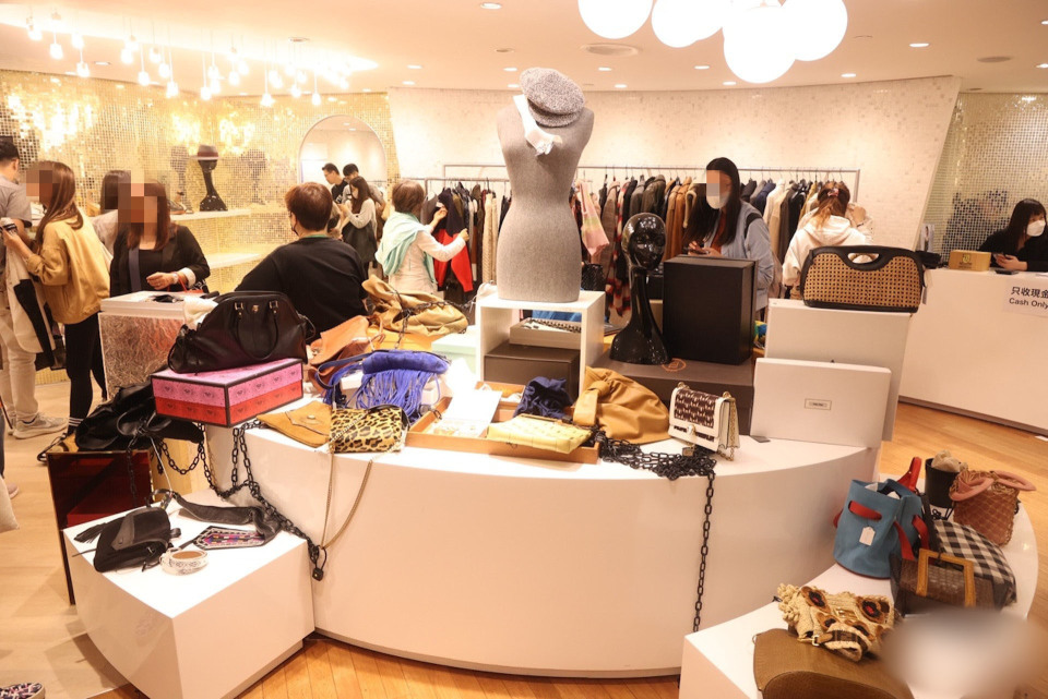 陈慧琳|陈慧琳义卖8000件二手衣物,数百人涌入疯抢,警方介入解决纠纷