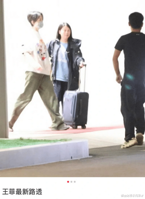 54岁王菲从大理回北京被网友偶遇,疑为小男友谢霆锋庆生,够甜吗