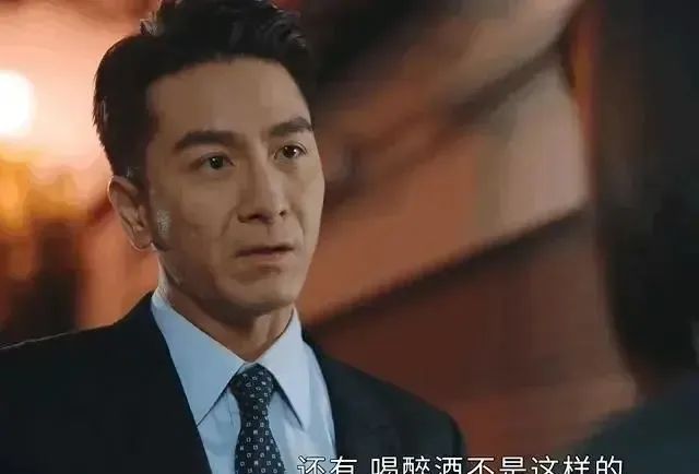 新闻女王最惊艳配角！现实中竟是学霸理疗师，拉高佘诗曼表演层次