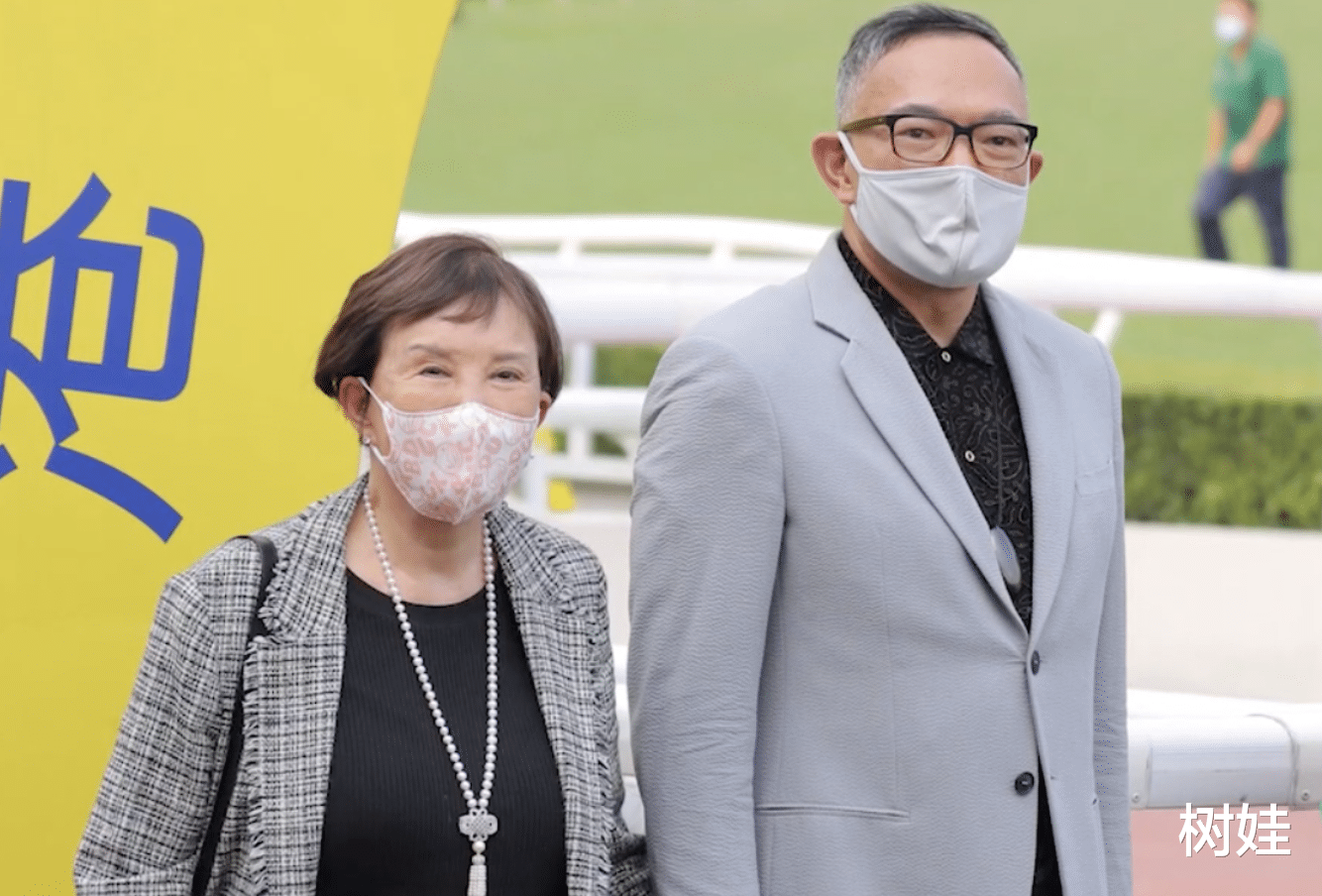 谢伟俊|78岁白韵琴出席友人寿宴,打扮精心难掩老态,小15岁丈夫贴身照顾