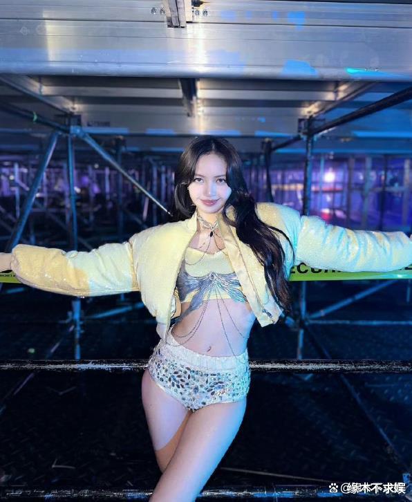 Lisa妈妈抵达巴黎疯马秀,LV三太子亲自接机,粉丝怒怼网友被打脸