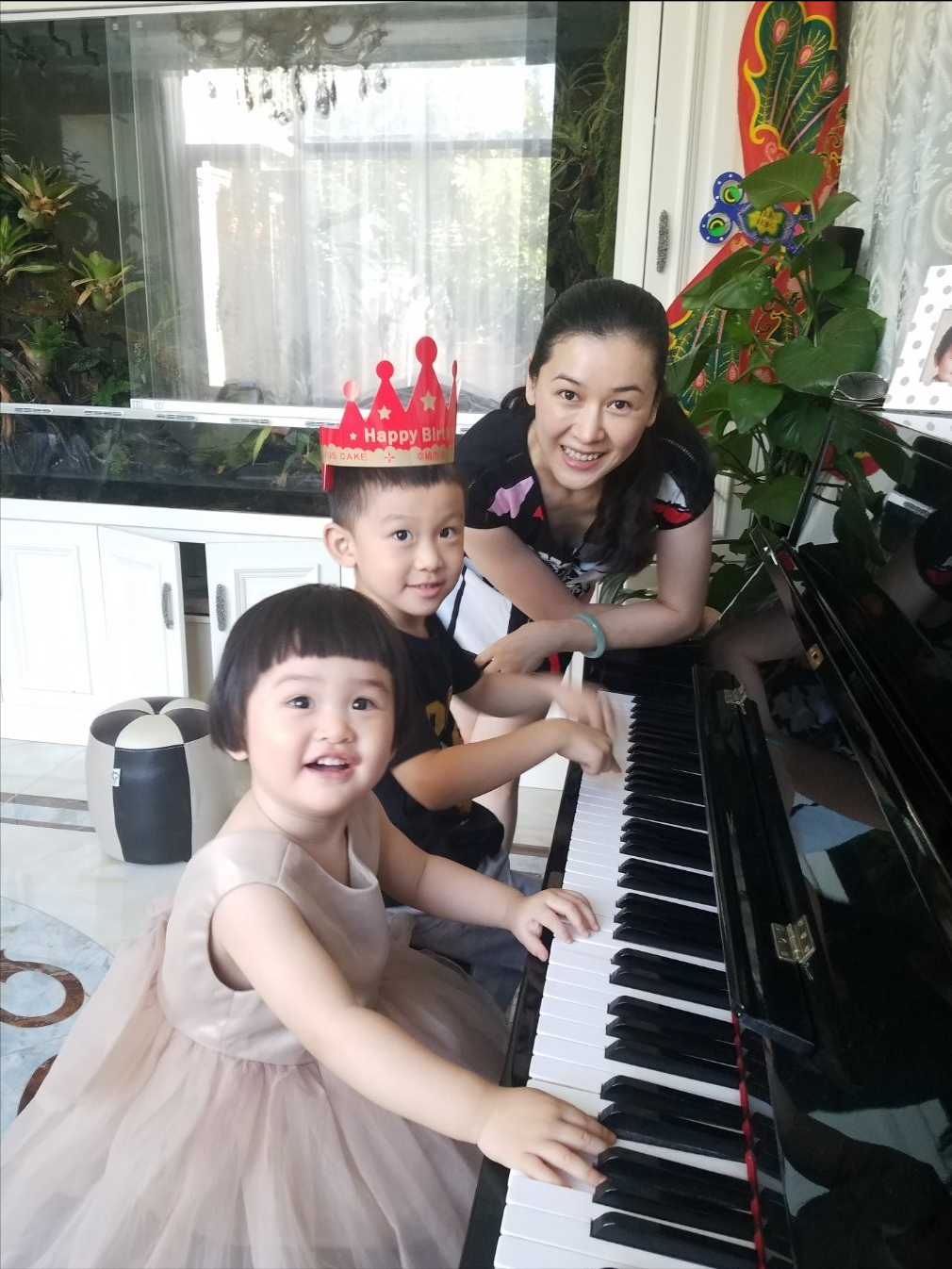 黄海冰:与丁克妻子离婚后,娶小12岁娇妻,今50岁把俩孩子宠上天