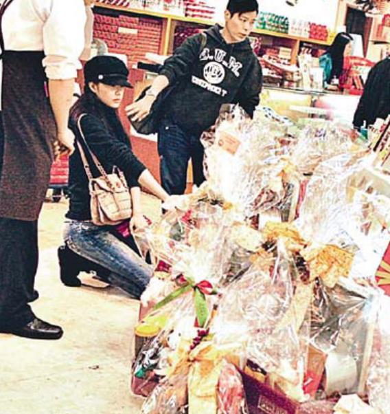 卖弄风情大秀身材，一度靠身体上位，被天王郭富城暗喻“破鞋”