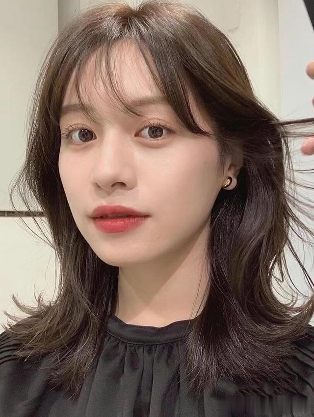 齐肩 女人上了年纪后，还是留“齐肩烫发”最洋气减龄，还特别显脸小