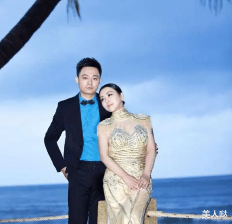 郝蕾携子拍大片，双胞胎儿子长相呆萌太像爸，郝蕾的基因完全没遗传到