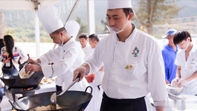 |为何只有中国炒菜，欧美人不炒菜？美教授：我们好像活在原始时代