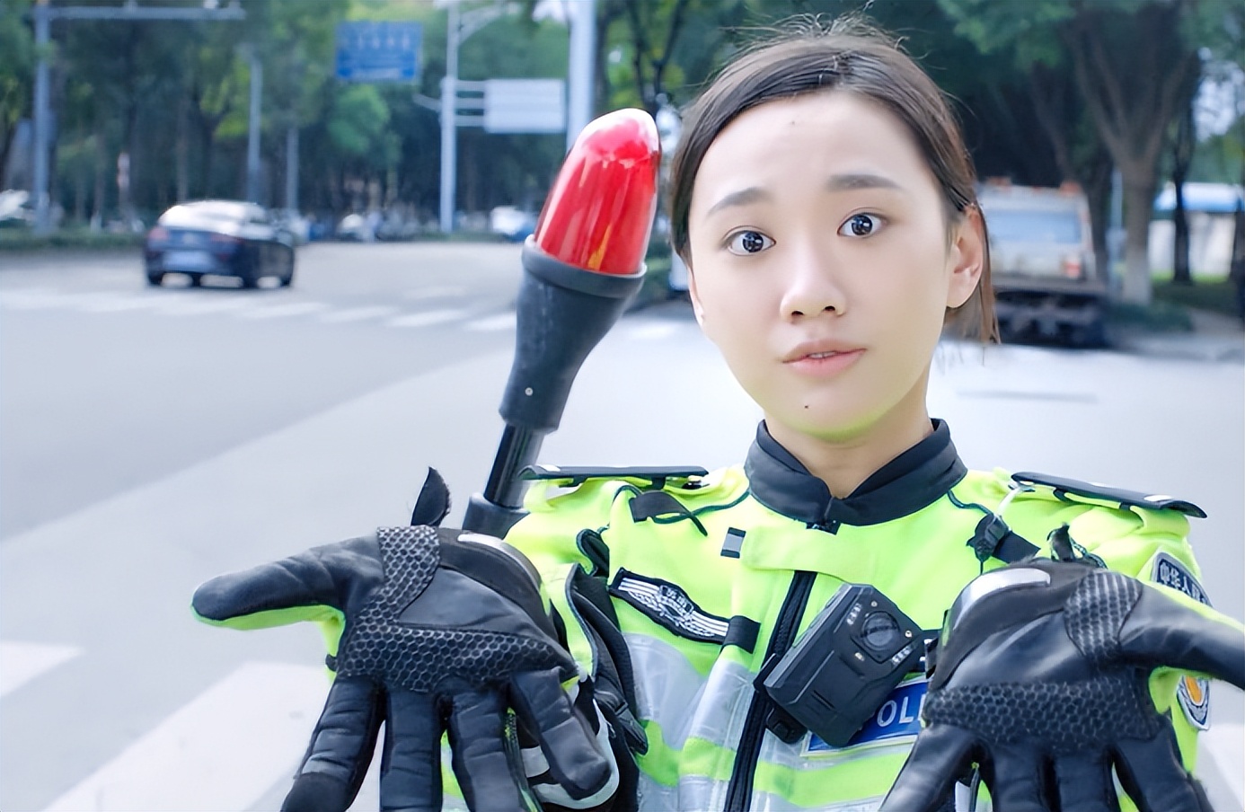 谢娜|全程张大嘴干瞪眼,表情狰狞,闫妮女儿把“警花”演出新花样