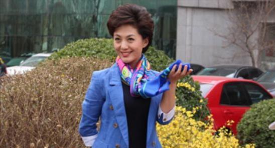 海霞|央视主持人海霞:事业有泪,嫁大11岁清华教授,婚后22年恩爱如初