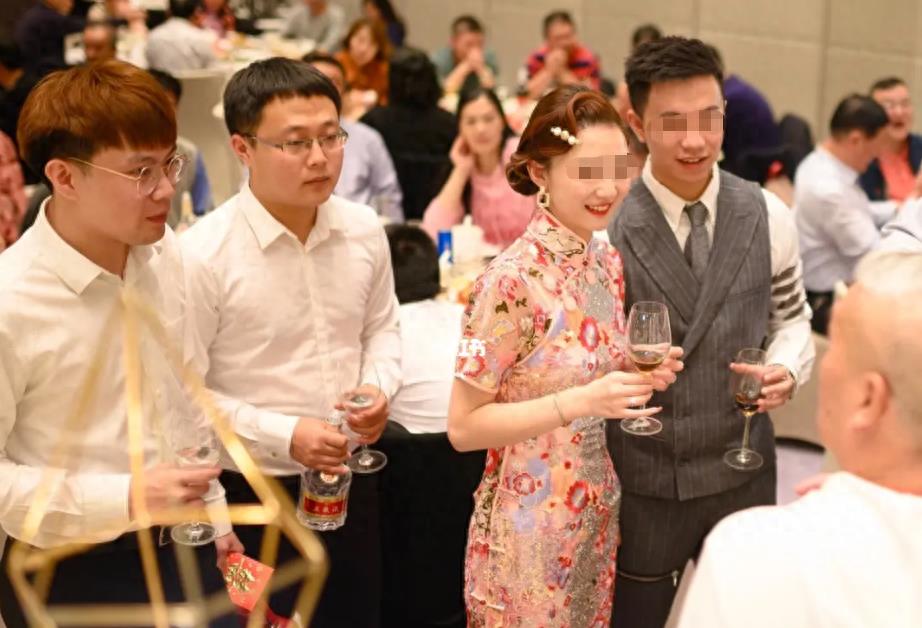 老干妈|太离谱!喜宴40分钟竟只上一道青菜,客人走完了却又对着空桌上菜