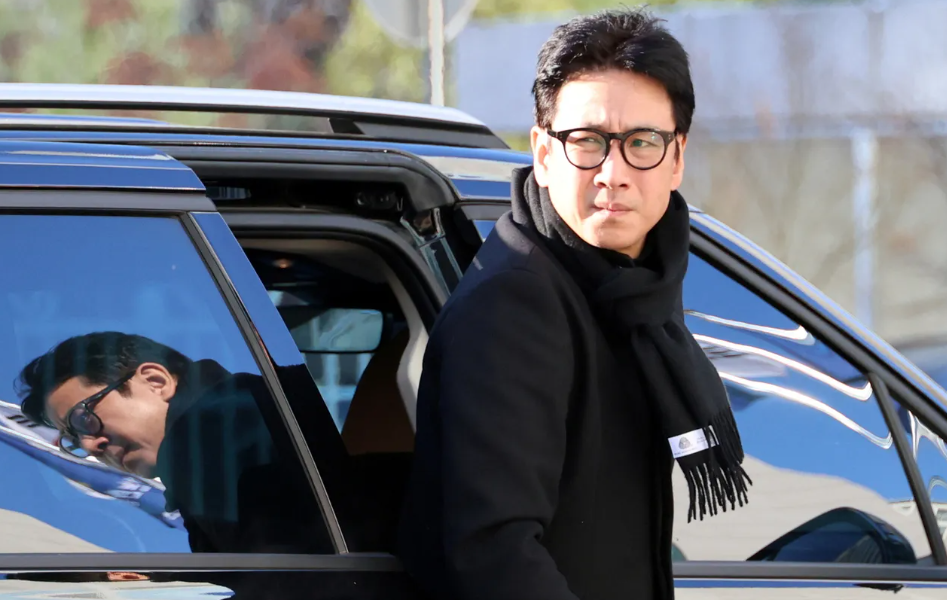 李善均含恨自杀，河正宇李政宰现身送别，敲诈他的A某跑路后被捕