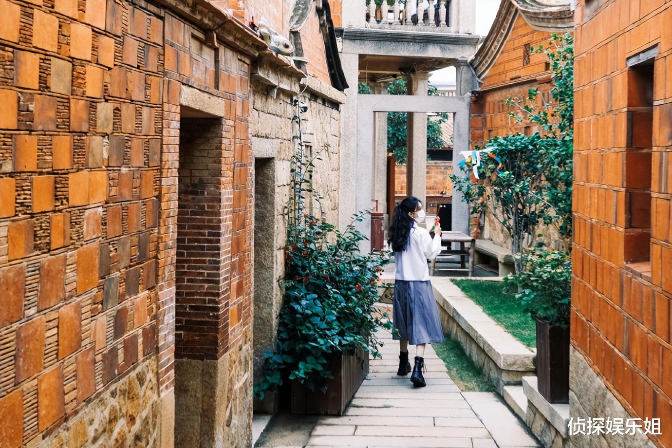 赵丽颖|赵丽颖新年游古城，扎半马尾穿百褶裙放风筝，清新文艺少女感十足