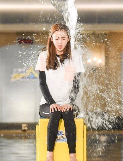 Angelababy|看杨颖如何证明百花奖到底有多水？杨颖参加跑男的前后待遇怎么差这么多？