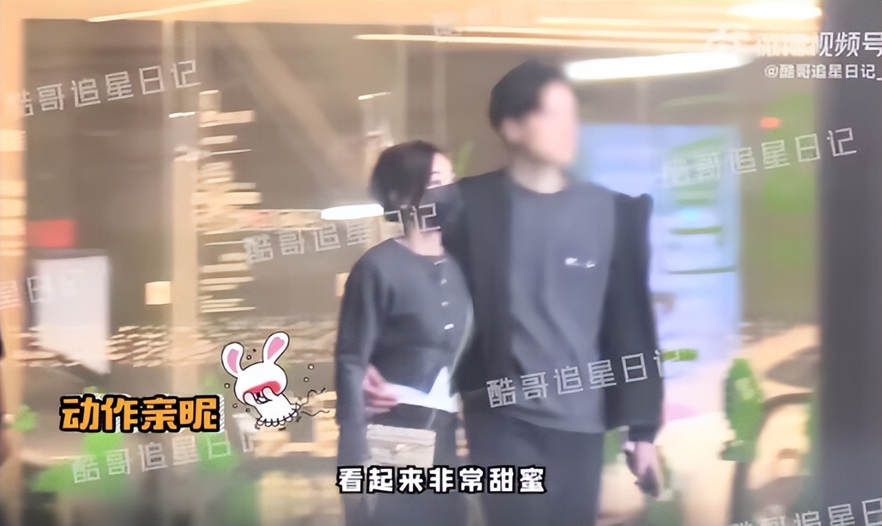 36岁“马甲线女王”恋情实锤，与男子搂腰逛商场，驾百万豪车同回寓所