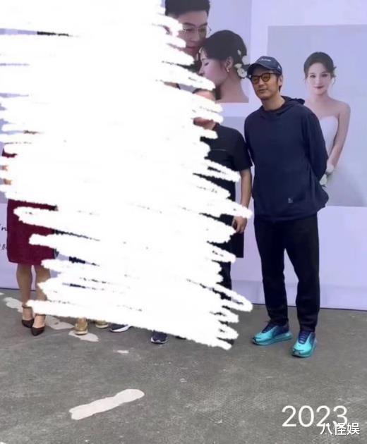 亲戚晒金世佳一家合照,大儿子帅气像爸爸,二胎也是儿子才俩月大