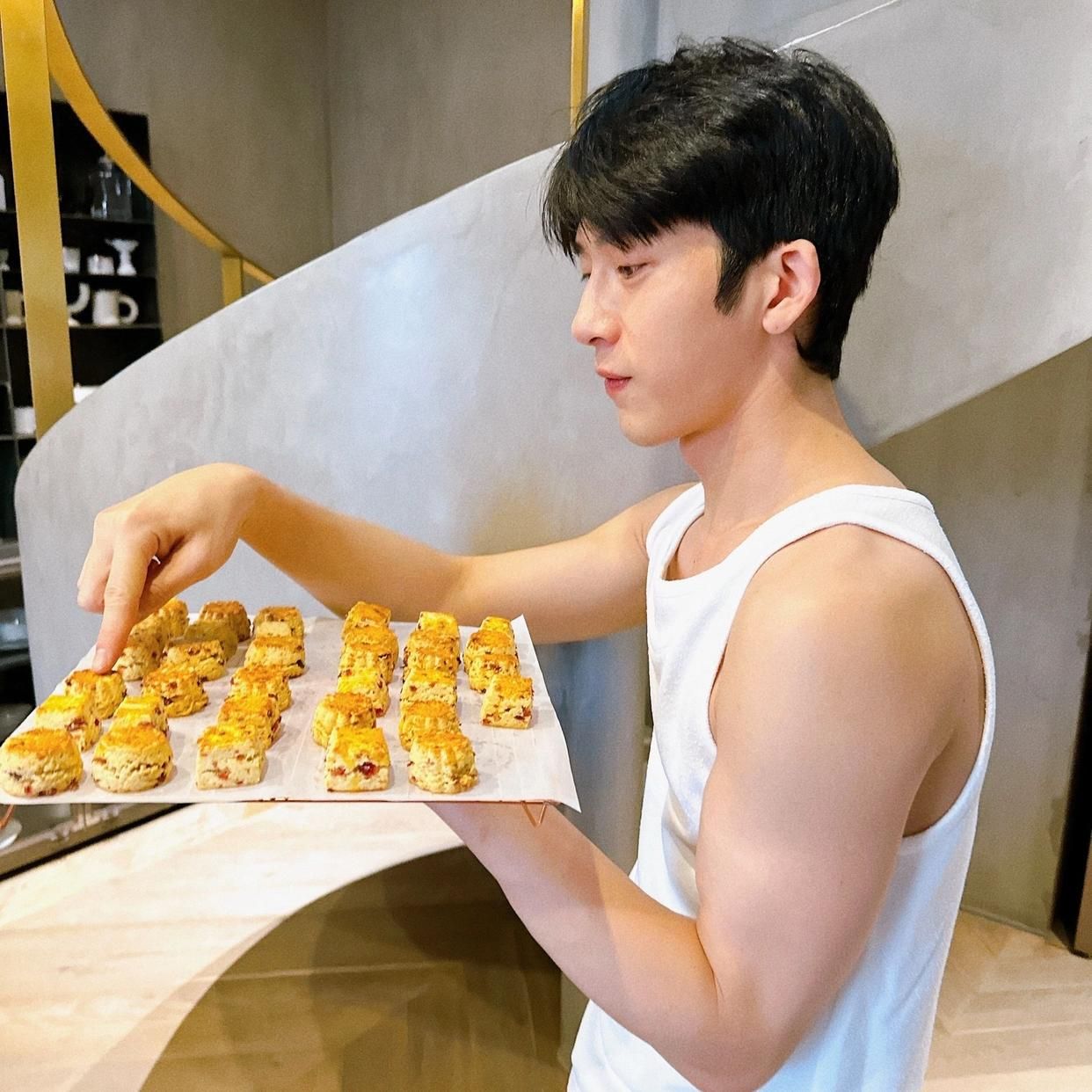 34岁井柏然在北京的家火了：全屋水泥墙，竟没有丝毫俗气，好高级