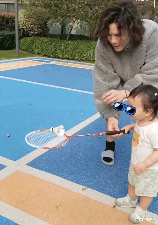 向佐郭碧婷教儿子打羽毛球,Isa扎三个小辫,网友直呼像小姑娘
