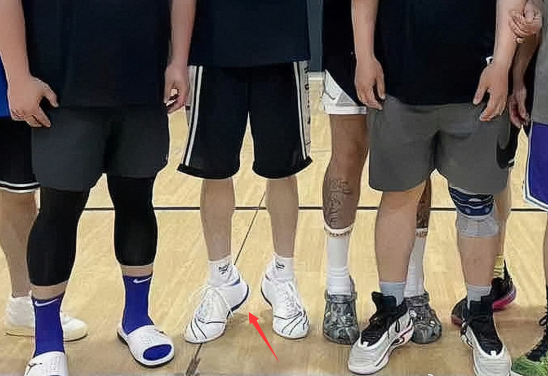 李易峰回老家约好友打球，暴瘦至100斤身体惹担忧，瘦成皮包骨