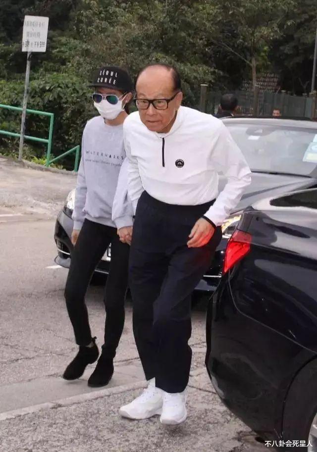 曝光长子正脸，低调了12年的梁洛施，终于“不怕”李嘉诚了