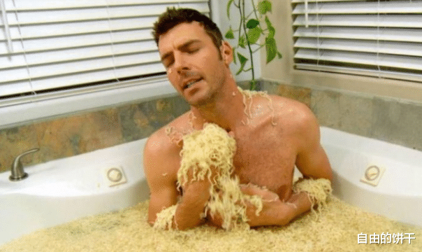 |人肉汤锅?日本人洗澡时居然在浴池加入面条和清酒