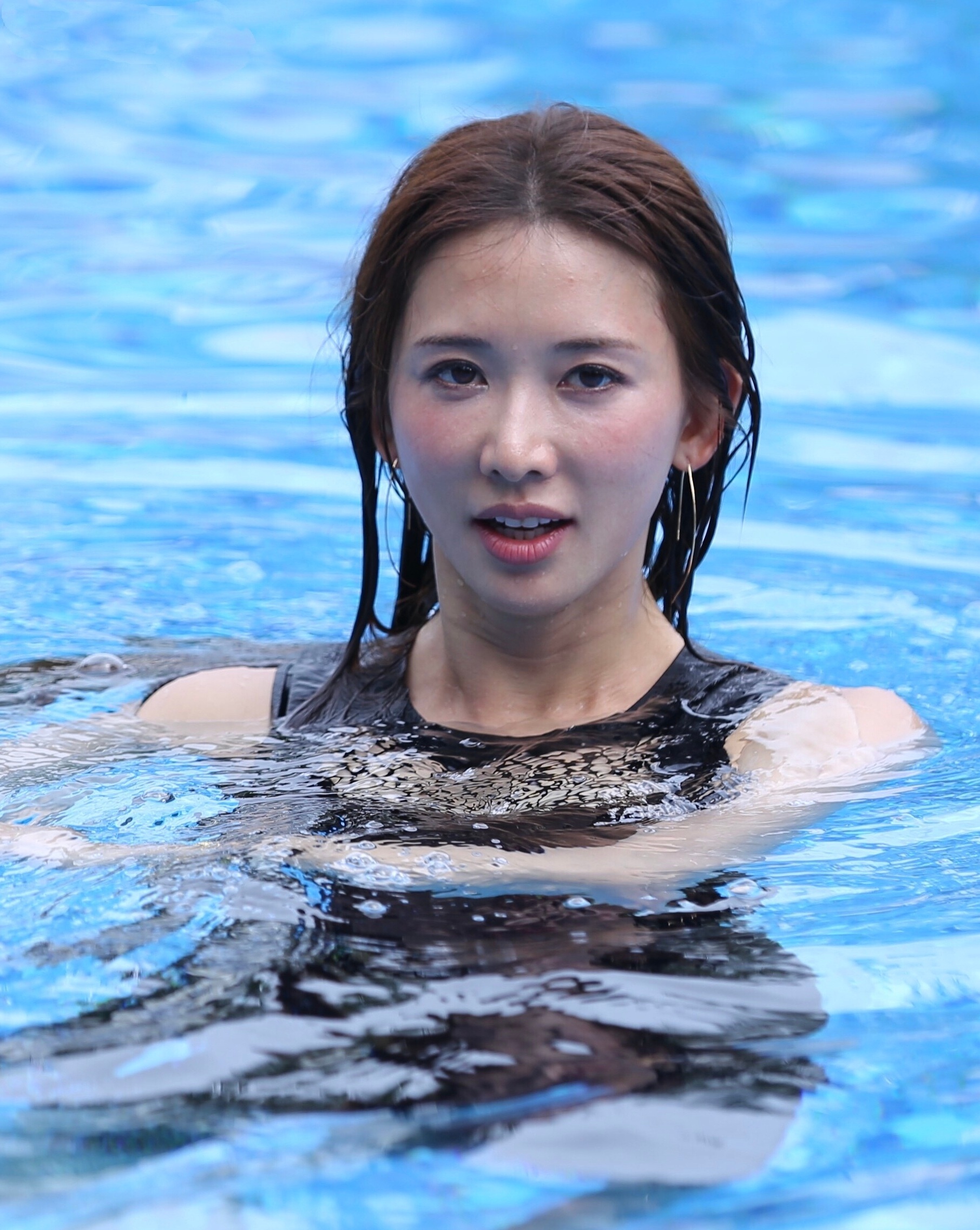 穿透视裙游泳秀身材,48岁凹凸有致 _当红女星