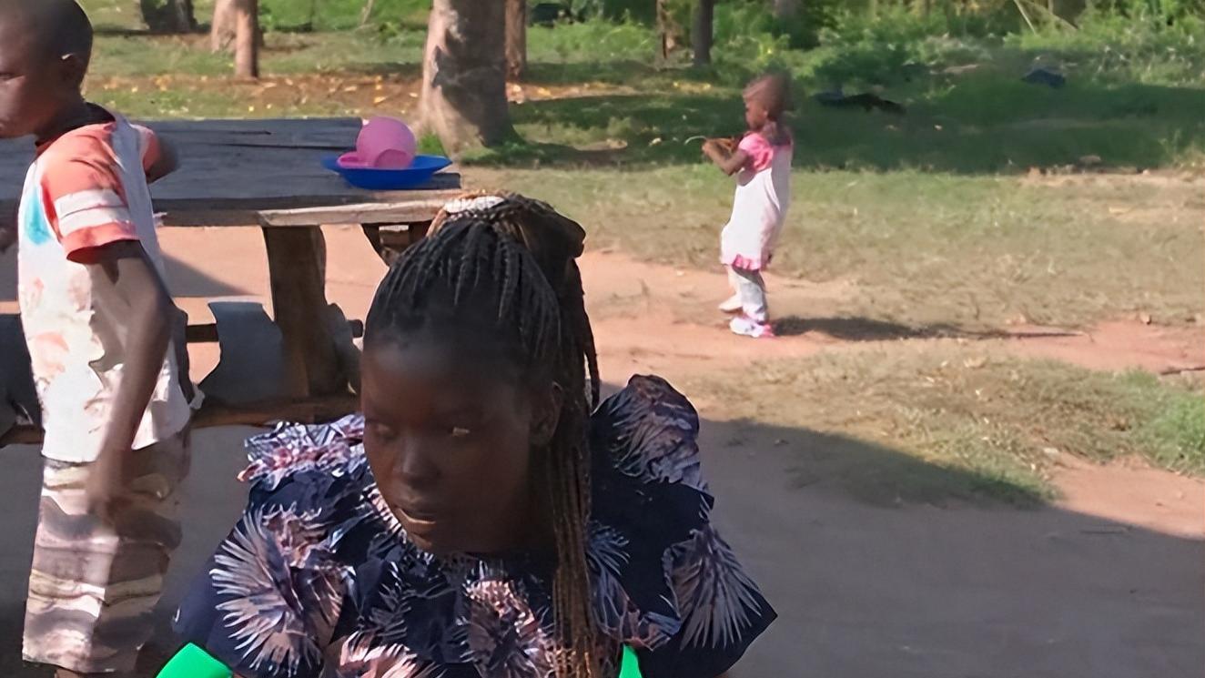 Rose归国后全家看升旗，中途嬉笑打闹遭人围观，吴子安毫无自豪感