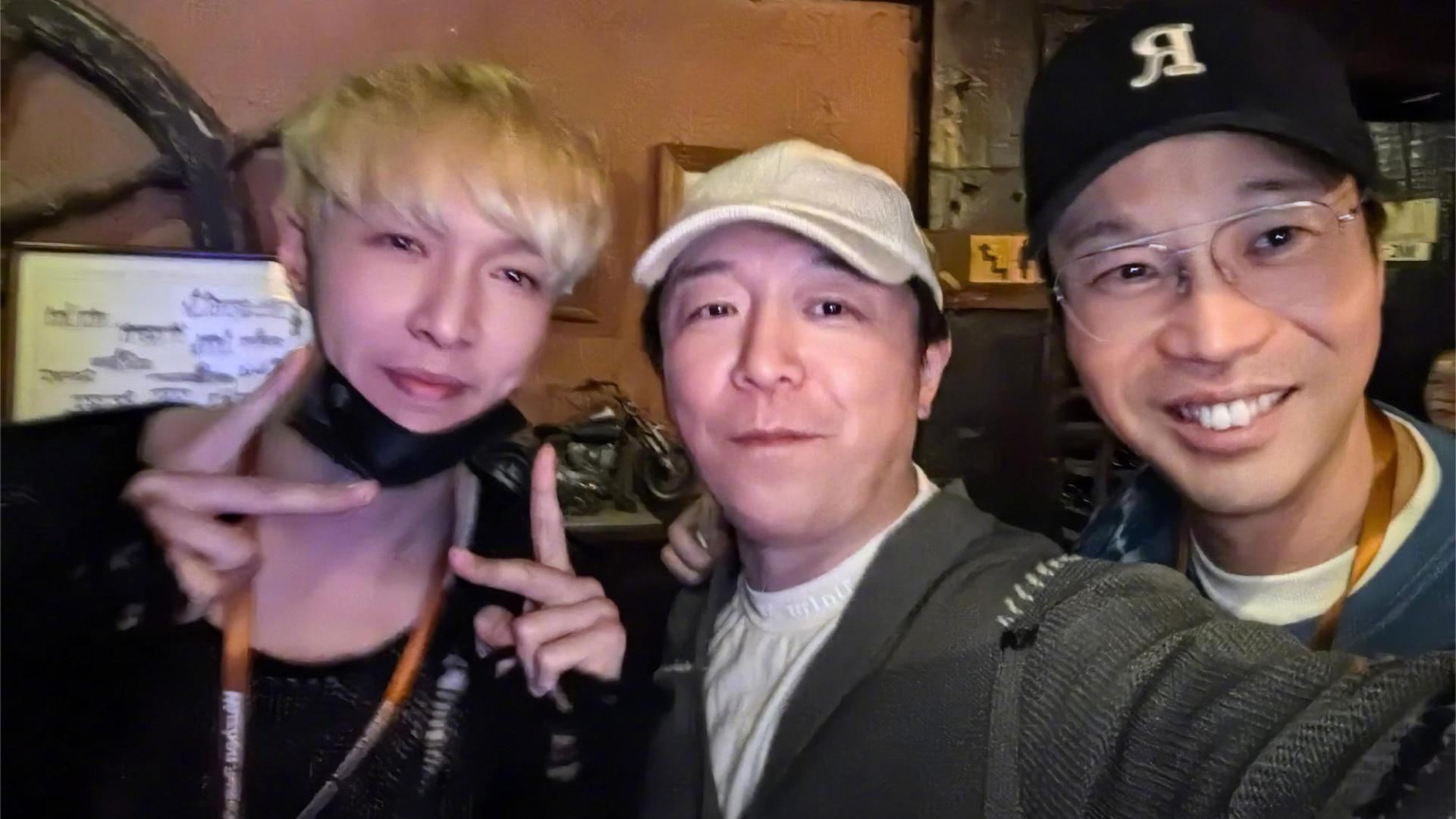 黄渤时隔多年再提男人帮，晒出五人罕见合体照，王迅手势令人泪目