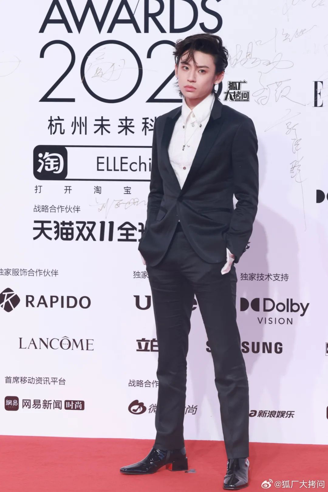 见鬼了！杨紫艳压了穿“野鸡高定”的迪丽热巴……