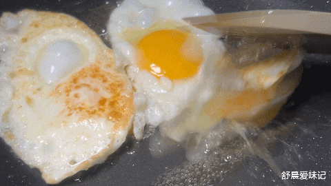 |鸡蛋不煮不炒,和黄瓜简单拌一拌,鸡蛋金黄焦香,黄瓜清脆爽口呢