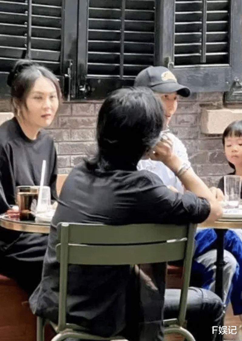 马云|蔡少芬坐矮凳子吃街边面档 与同行人员开心聊天很欢乐