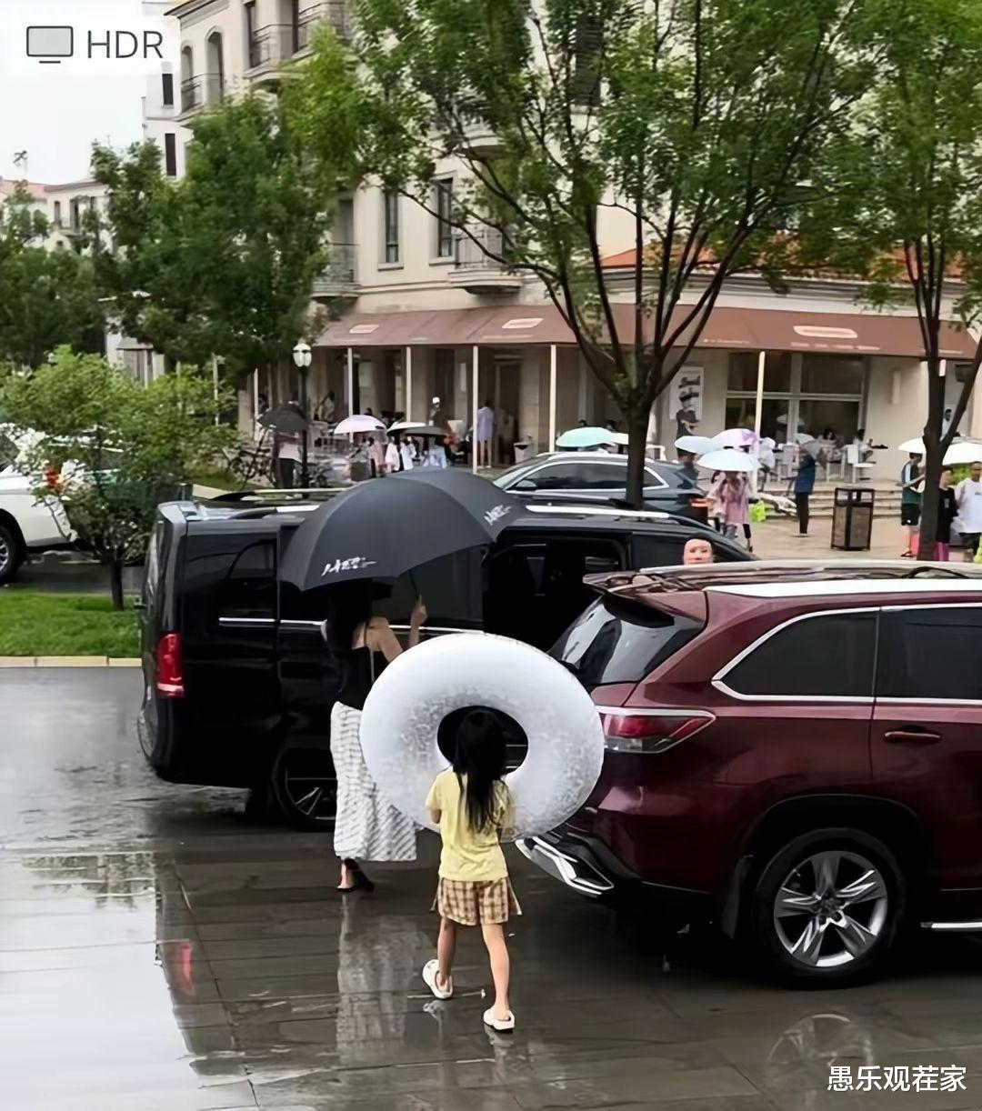 章子怡带俩娃度假,7岁女儿活泼可爱,帮网友抱娃被赞亲切有爱心