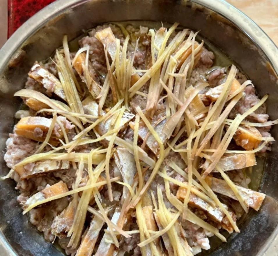 广东省|广东女子带饭上班,同事都嫌弃不已,浙江老板坦言:再带饭就辞职吧